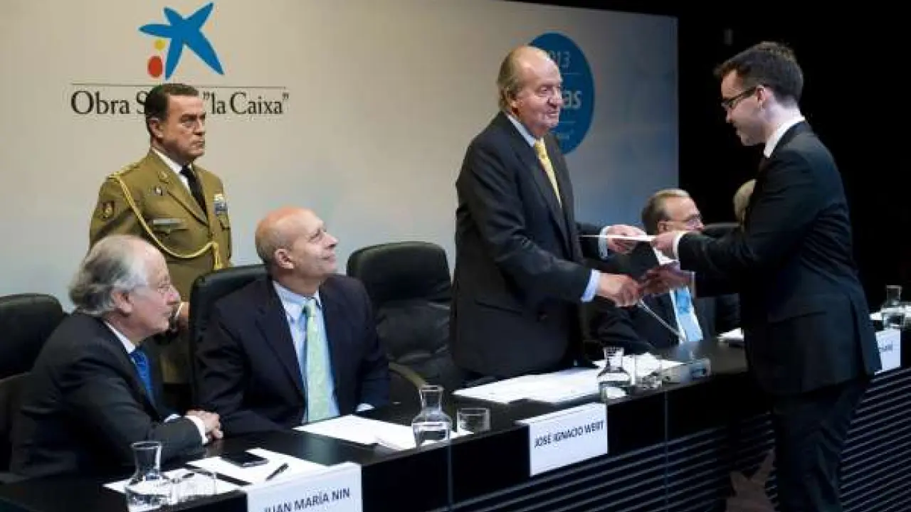 Daniel Lopez-Martinez receiving the La Caixa Fellowship from King Juan Carlos I of Spain at the award ceremony in Madrid, 2014. José Ignacio Wert, Spanish politician and Minister of Education of Spain, is also present.